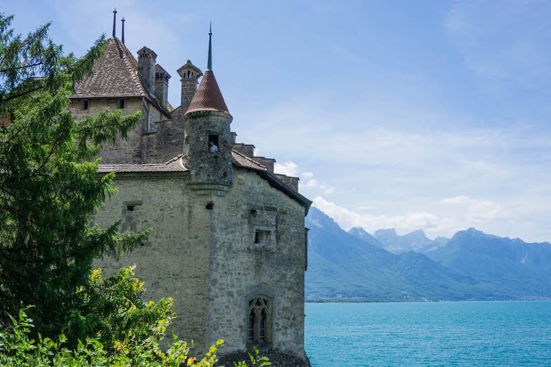 [castle on a lake edge - one of the most scenic places to visit in Switzerland]