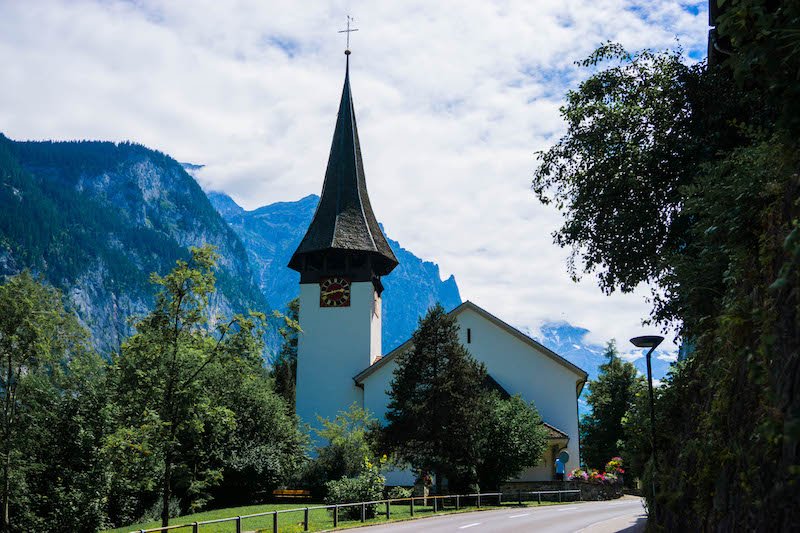 Kirche Lauterbrunnen in the distance