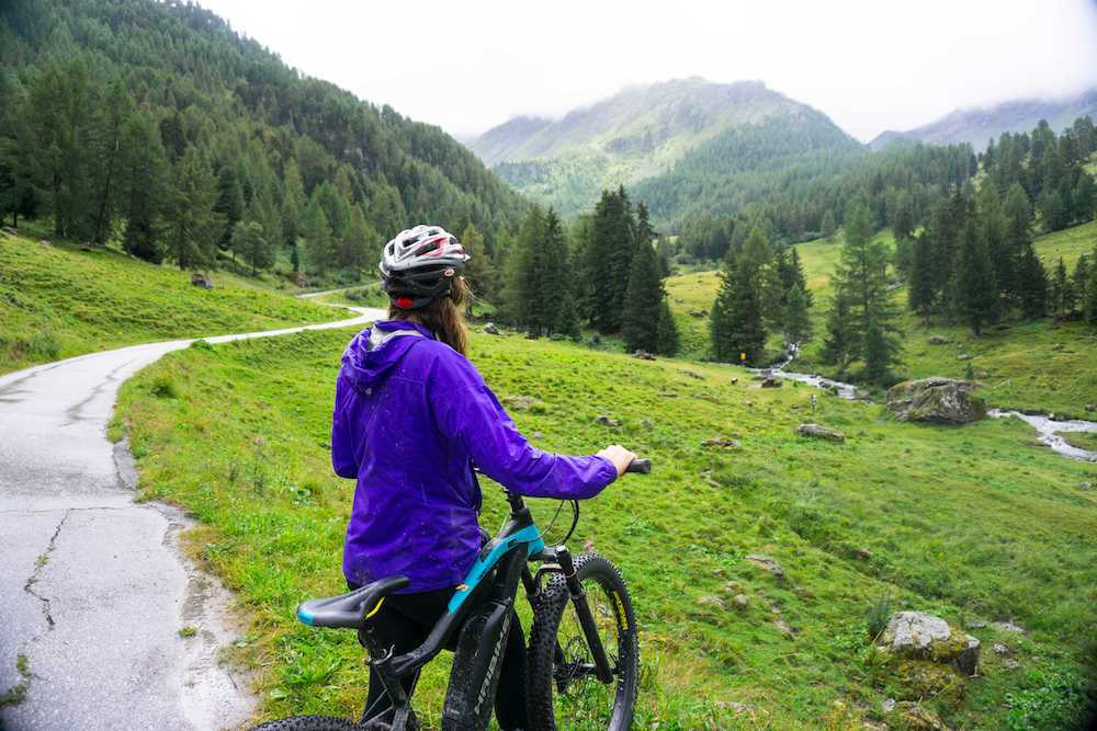 Allison Green with an e-bike in the Nendaz-4 Valles region in the summer