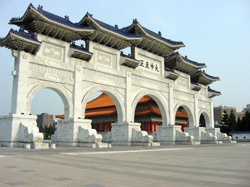 five arches at a famous taipei landmark, a white gate with a blue roof