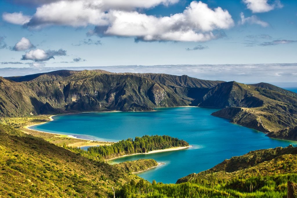 the colorful waters of lagoa de fogo when there is no fog covering it