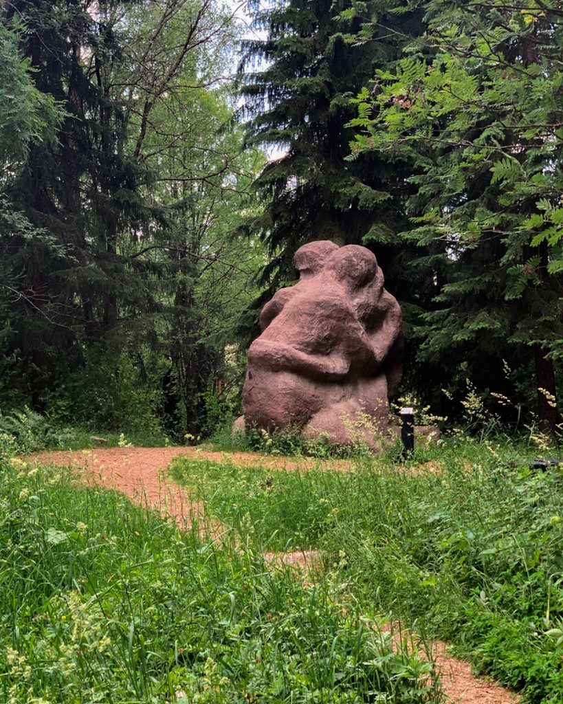 statue of two figures embracing in a lahti park