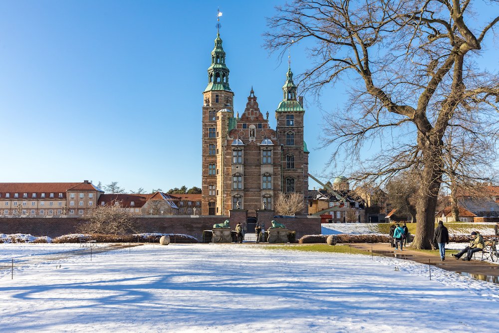 View of Denmark's national gallery with a completely snow-covered field in front of it in the winter on a sunny day.