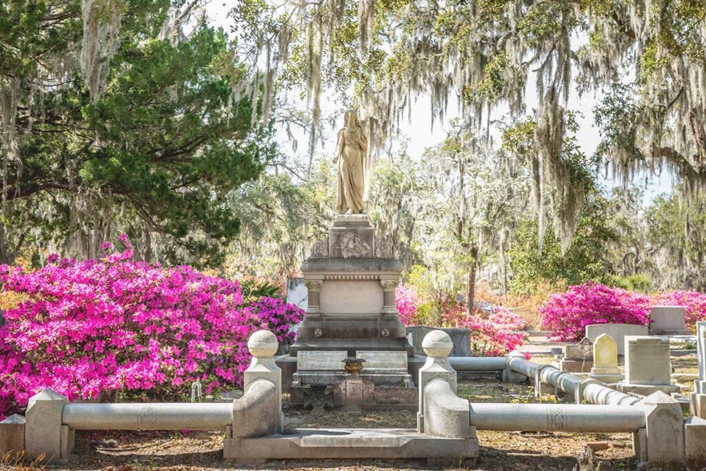 This image has an empty alt attribute; its file name is AdobeStock_300461802_Bonaventure-Cemetery_1200x800_TNY-1024x683.jpg