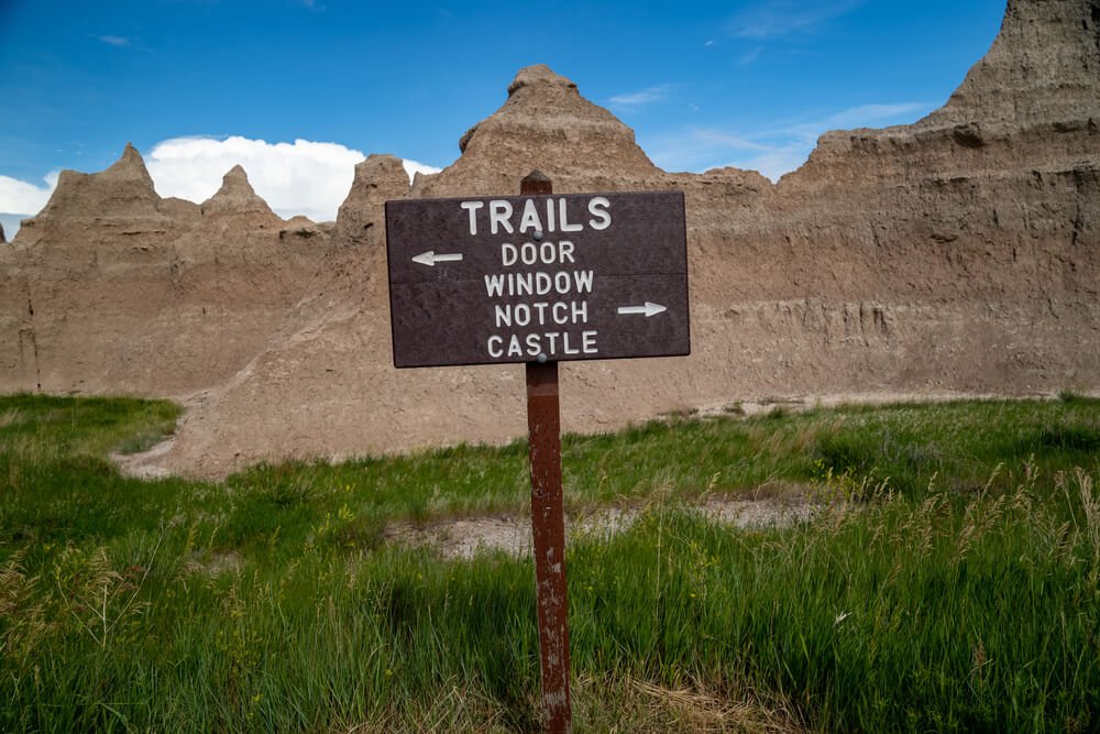 Sign that reads trails "Door, Window, Notch, Castle": 4 trailheads diverging from one point