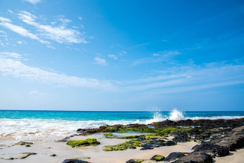 ocean waves crashing on the shore in kailua kona