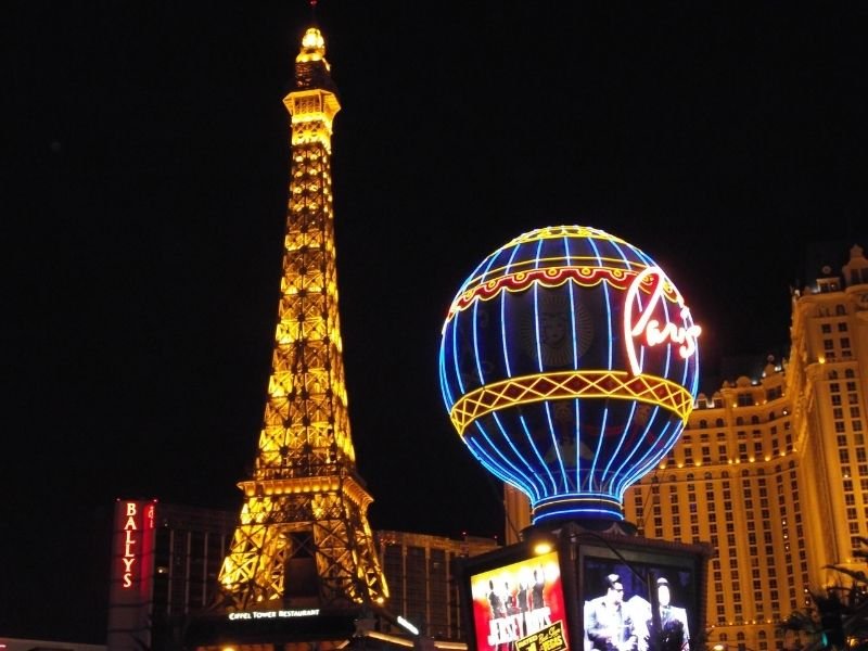 balloon and eiffel tower in las vegas lit up at night