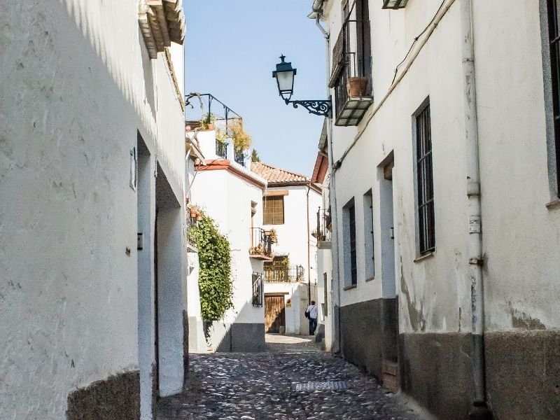 cobblestone street of the albaicin on a walking tour