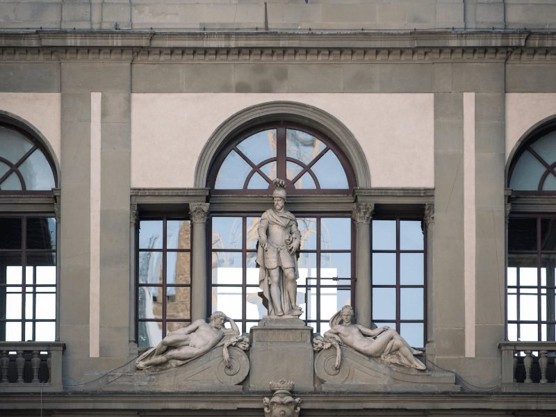 statues in the front of the uffizi gallery