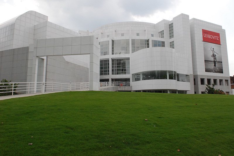 the white exterior of the high museum of art in atlanta georgia with modernist architectural vibes