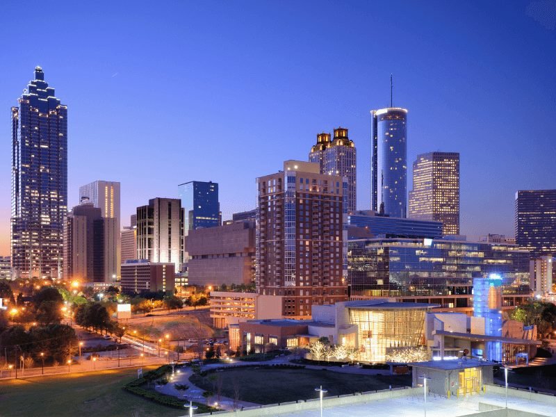 the atlanta skyline as seen at night with all the lights on in buildings around the city