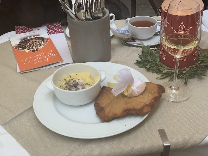 schnitzel with lemon and potatoes