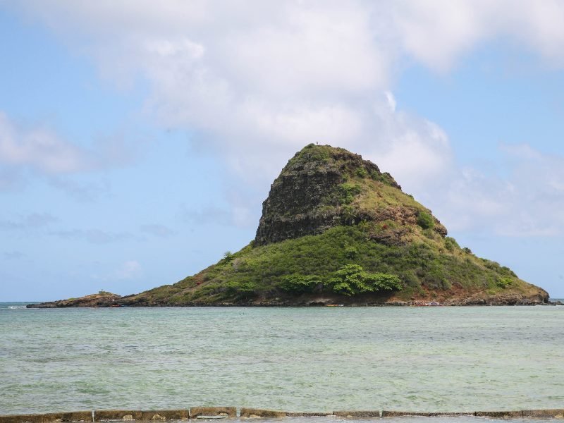 the beautiful mokolii islanad near to the shore of oahu where you can take a kayak - an oahu bucket list item for sure!