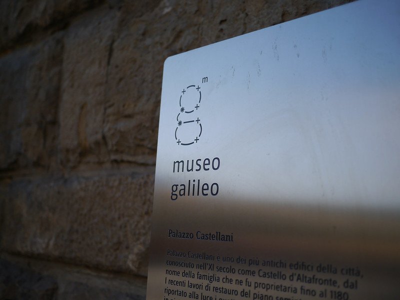 Silver sign that reads Museo Galileo with writing below it that says palazzo castellans
