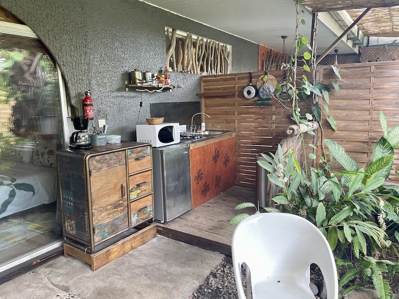 Outdoor kitchen area in Tahiti guesthouse