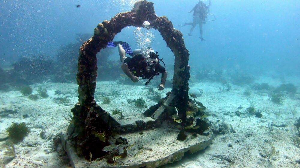 Scuba diver going through a circle at the  underwater museum in Cancun