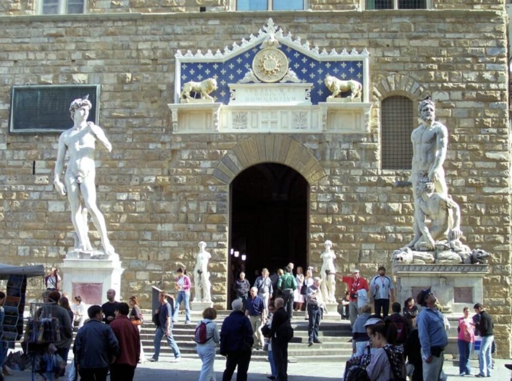 The original statue of David was supposed to outside the palazzo vecchio but now you can only find a replica there. There are still crowds in front of the palace because it is still a major Florence landmark hotspot.