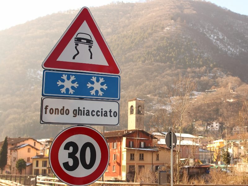 Sign warning about icy roads with a speed limit of 30 km per hour in Italy