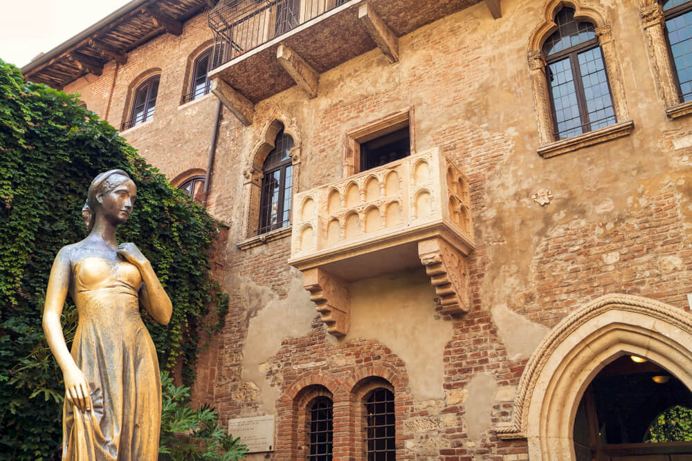 Bronze statue of Juliet and balcony by Juliet house (Casa di Giulietta) which was never actually the inspiration for Romeo and Juliet