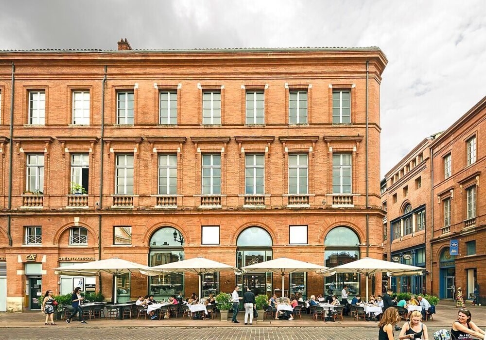 exterior of a cozy cafe in toulouse