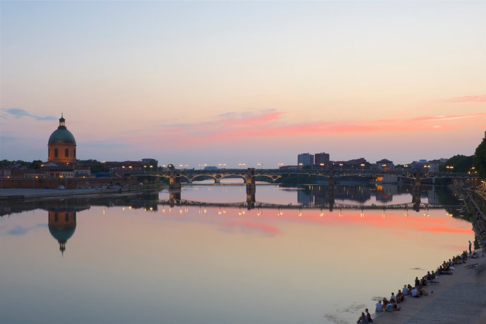 sunset in toulouse during the night time