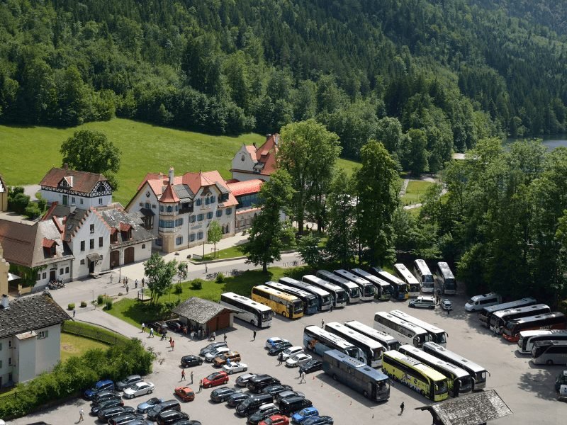 lots of tour buses and chaos in schwangau near the castles