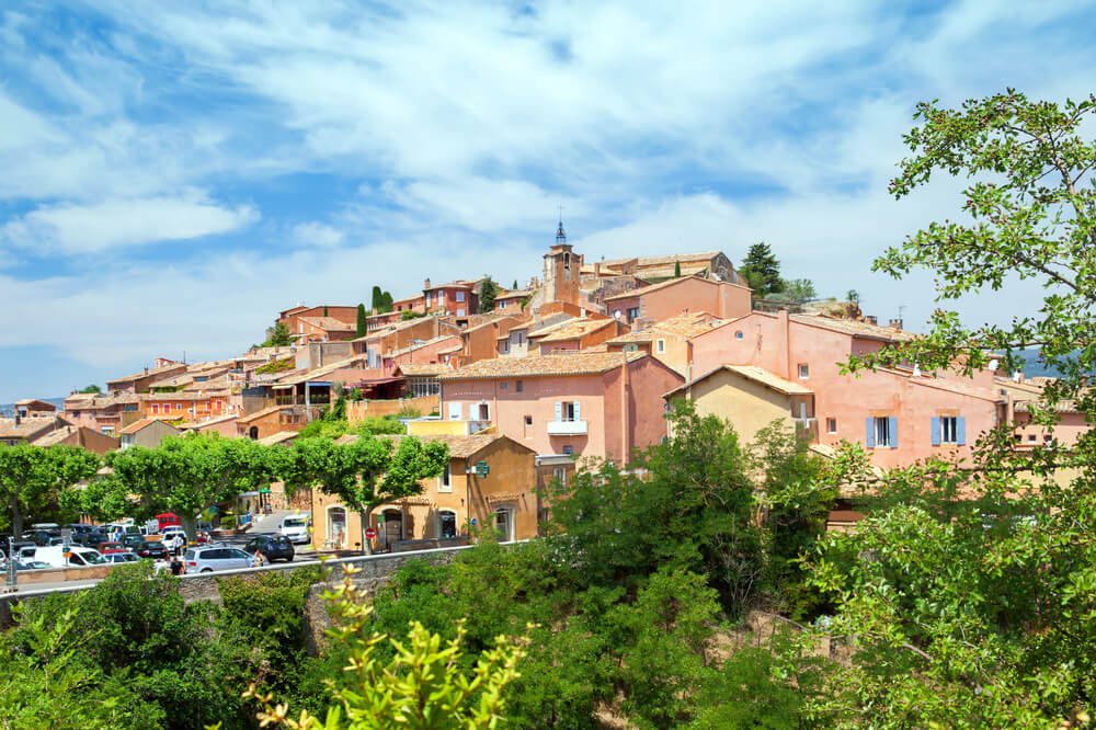 the town of Roussillon and its parking area