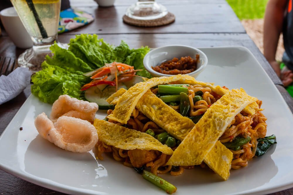 bali warung food with shrimp chips and a noodle stir fry with egg