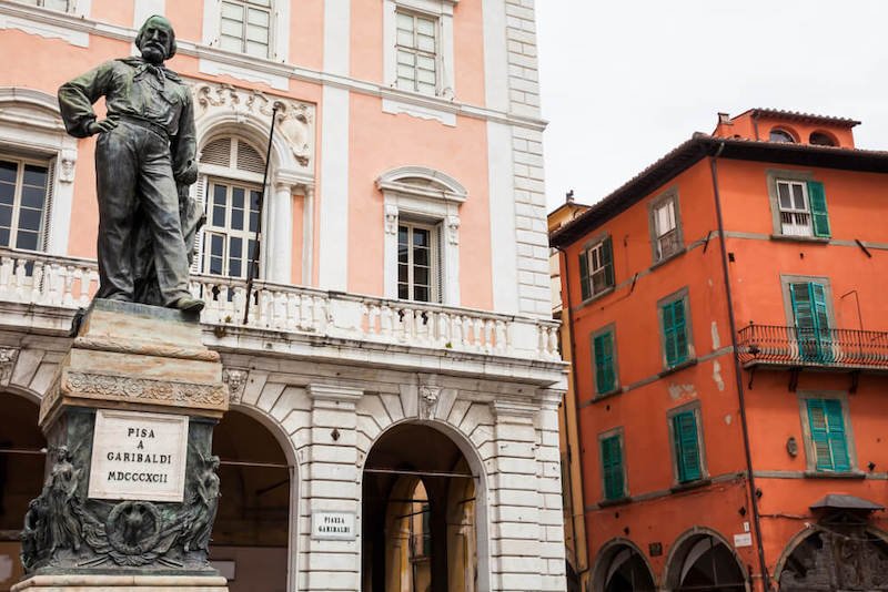 A bronze-made statue featuring Giuseppe Garibaldi in Garibaldi Square in Pisa's center
