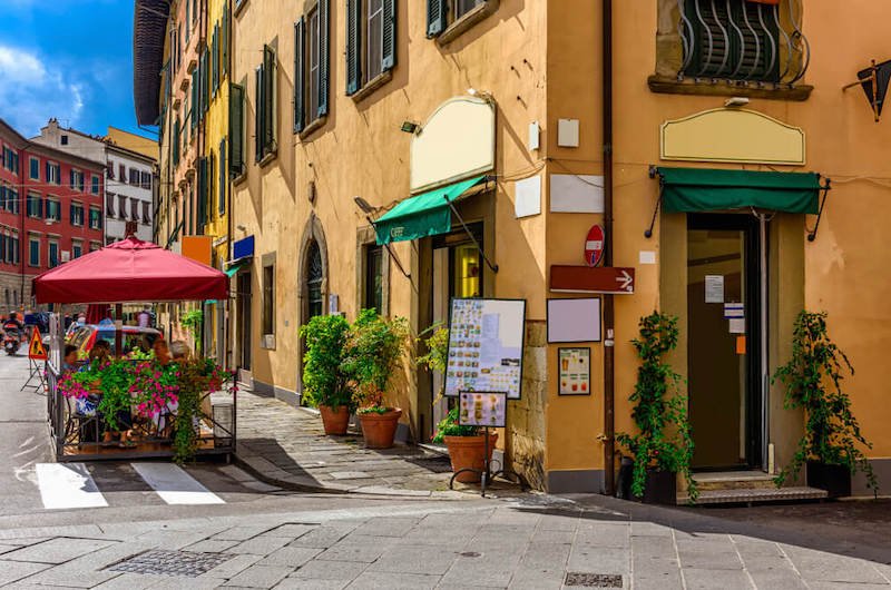 Narrow central area with a cozy side street in Pisa, with trattorias and restaurants