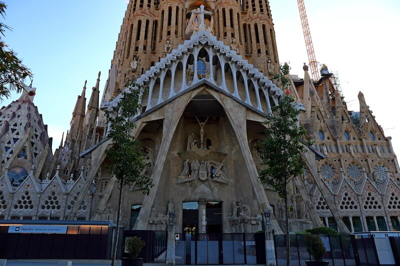 The sagrada familia entry way with the ticket office visible