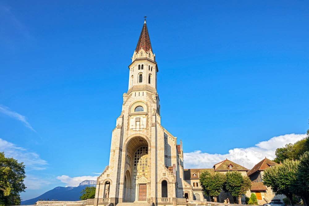 Cathédrale Saint-Pierre in Annecy, with architecture that is pretty magnificent, with that towering spire pointing skywards and the intricate detailing on its facade, in a neo-gothic style