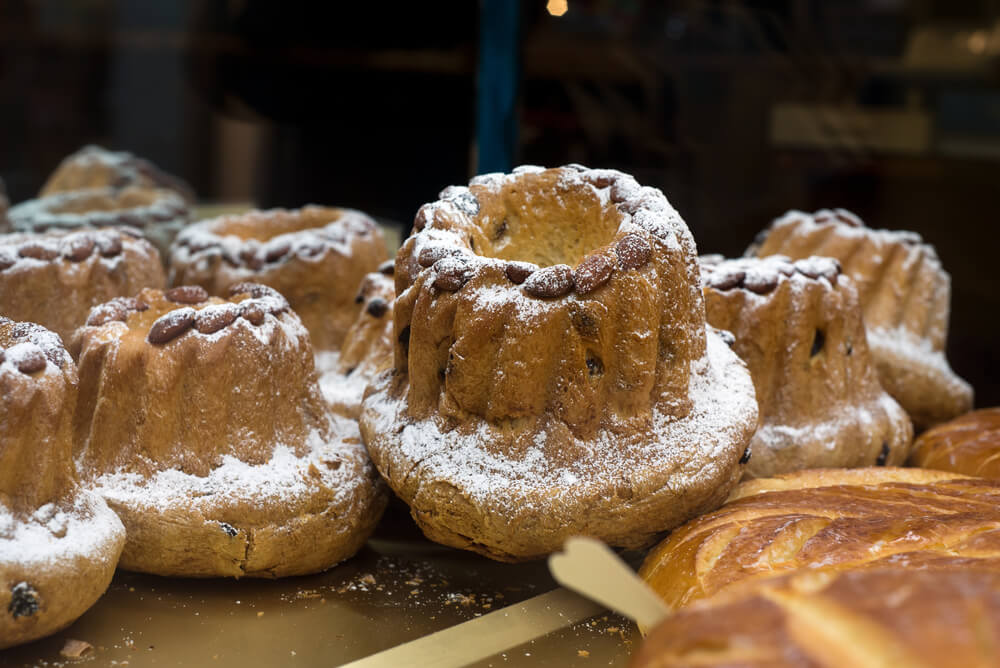 Sugar-dusted small alsatian bundt cakes wtih raisins inside