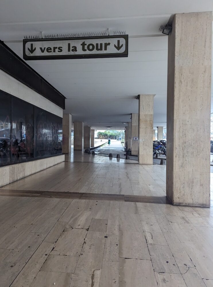 Sign in the underpass area that reads "vers la tour"