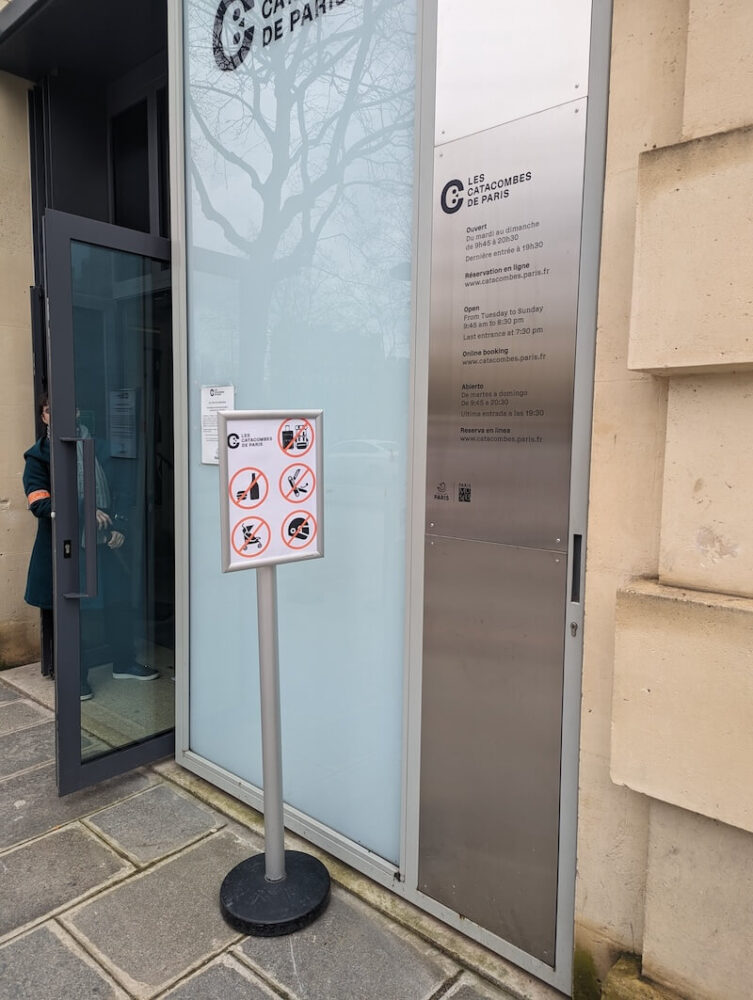Sign explaining what you are and aren't allowed to bring into the paris catacombs