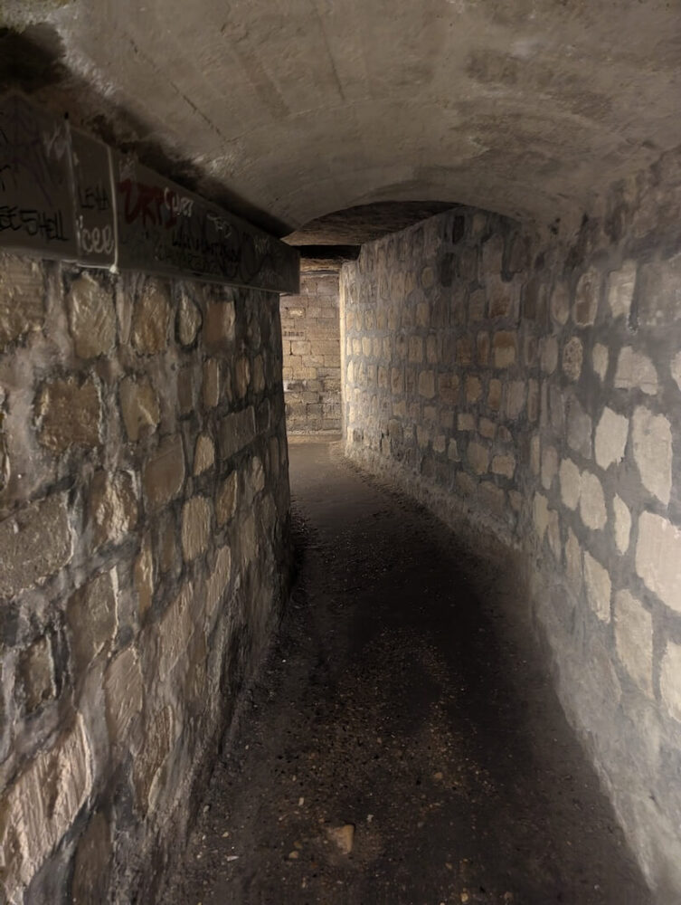 tunnels of the paris catacombs