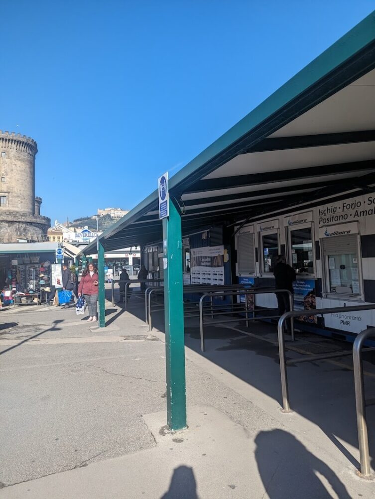 The lines and ticket booths in Molo Beverello