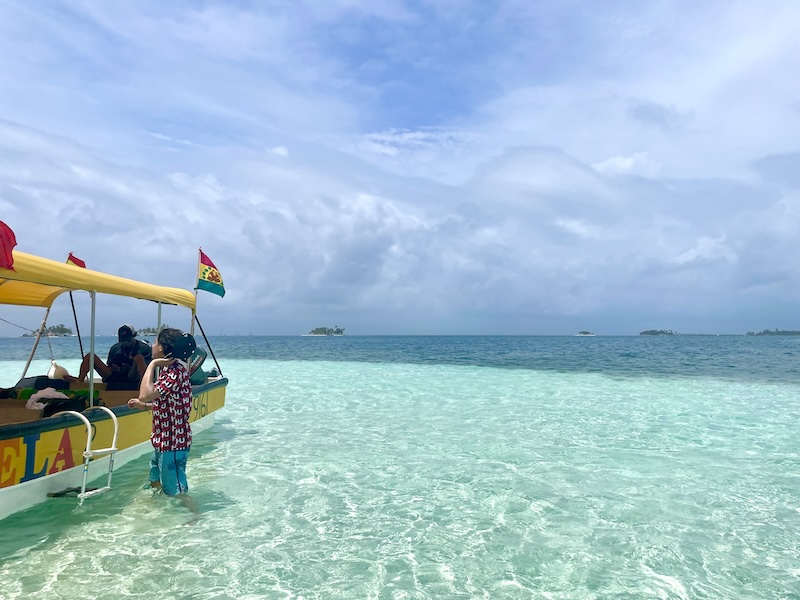 Very brilliant blue waters in Panama's San Blas Islands at the Natural Pool area