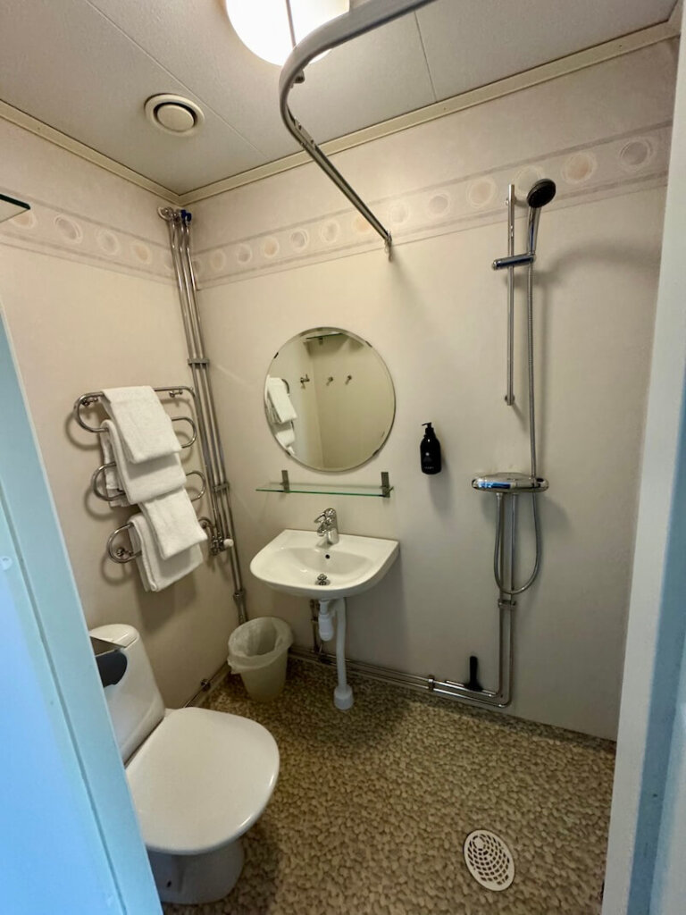 The bathroom with a shower curtain but no shower box in the bathroom area