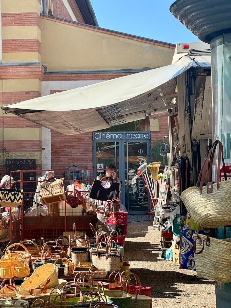 Entrance to the movie theater overtaken by street vendors on Monday