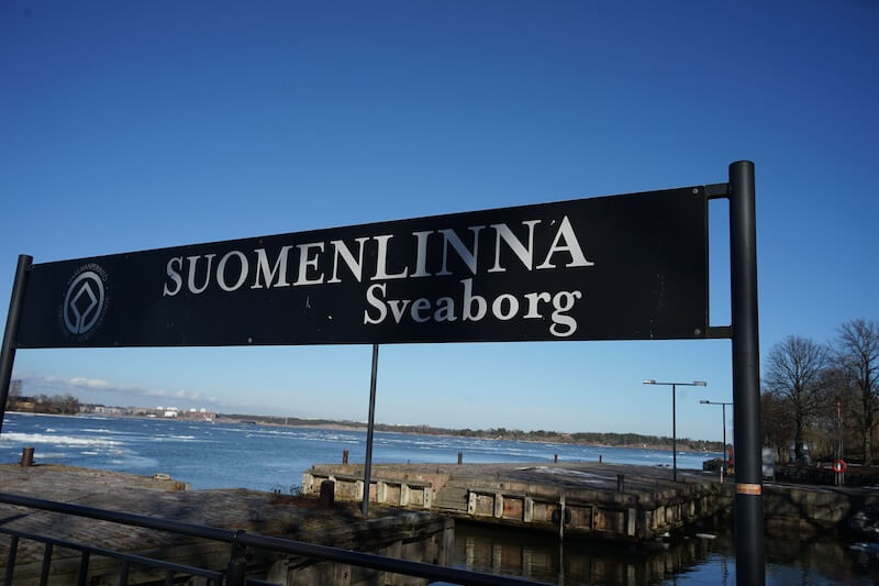 Entry point sign that shows you are in Suomenlinna with the Swedish name, Sveaborg, below it