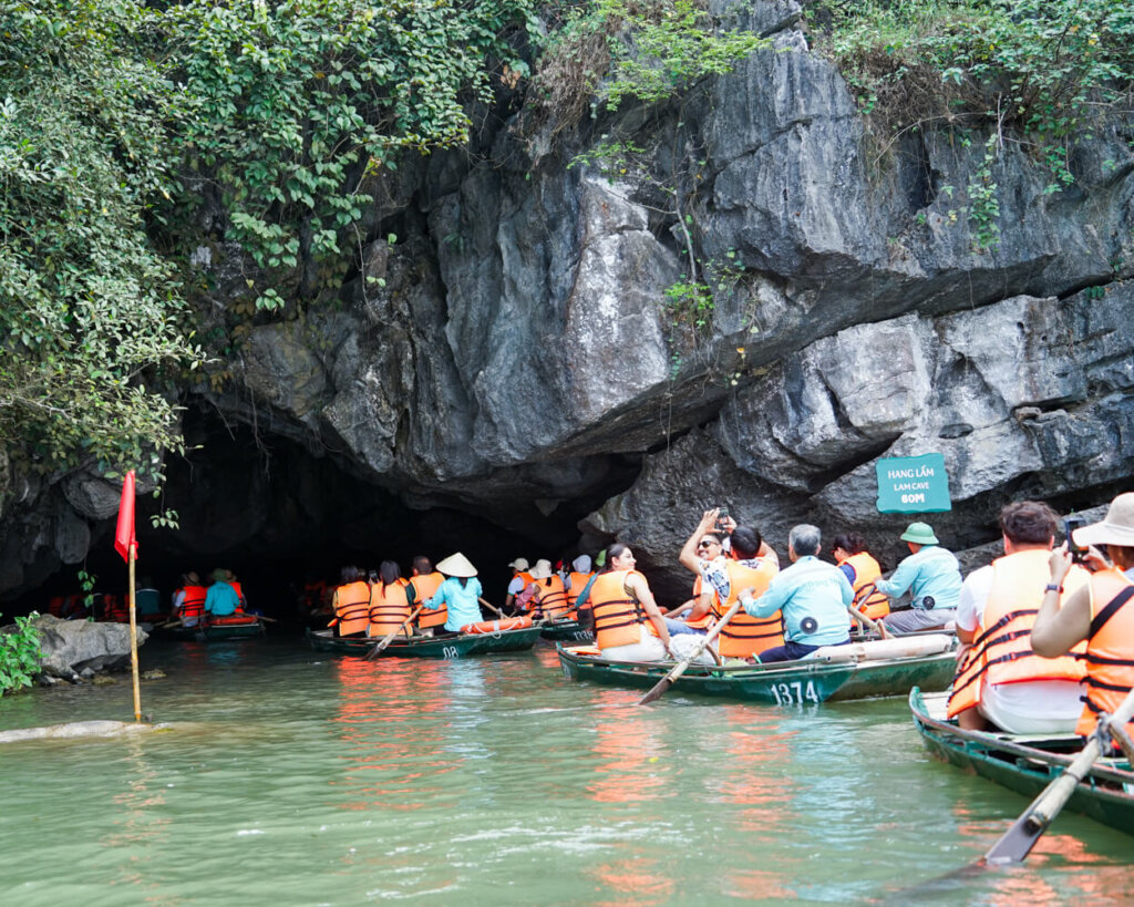 A "line" forming in the water in Trang An
