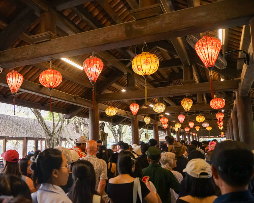 Line to get on the boats in Trang An with lanterns
