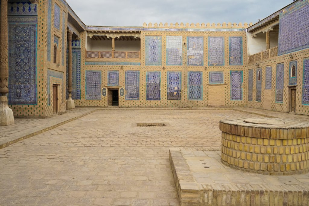 Entering the Toshhovli Palace complex area