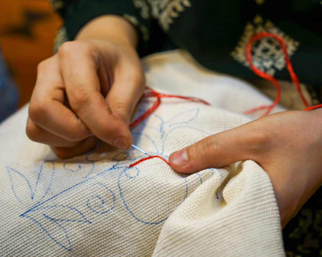 The chain stitch with red thread on a pomegranate motif