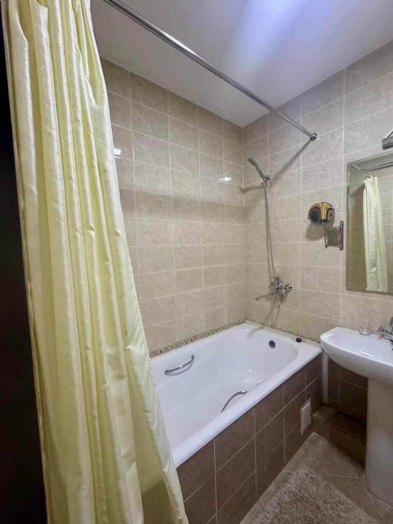 Shower and bathtub in the bathroom at Jipek Joli