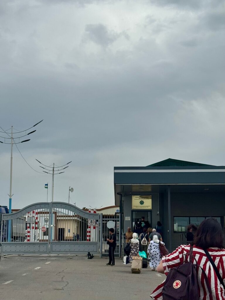 People arriving at the Uzbek-Tajik border crossing