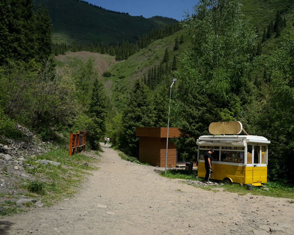 Some small kiosks and shops by the lake; bring cash!