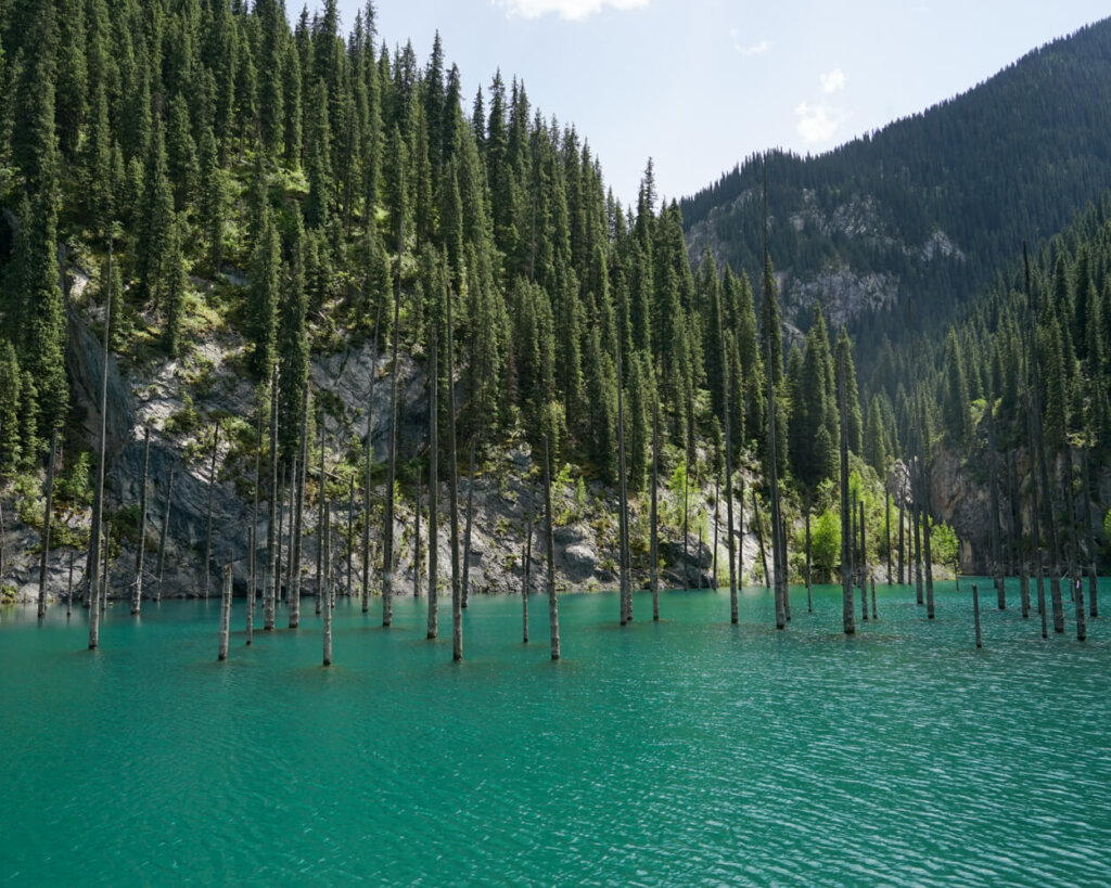 Lake colors in Kaindy Lake at midday