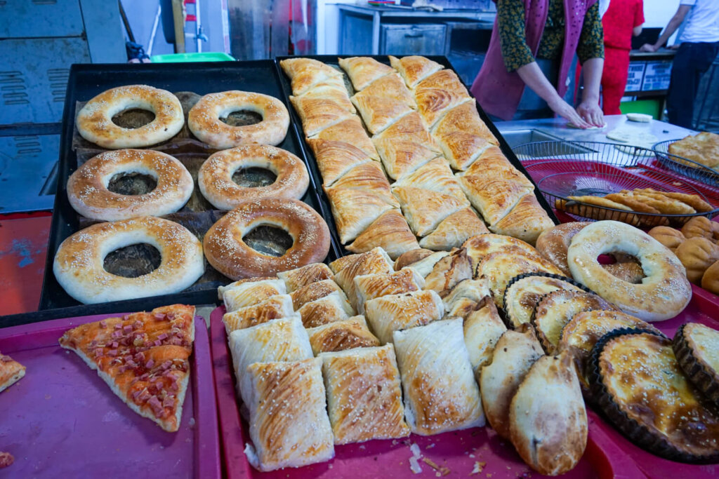 Freshly baked Tandir goods with samsa and other breads